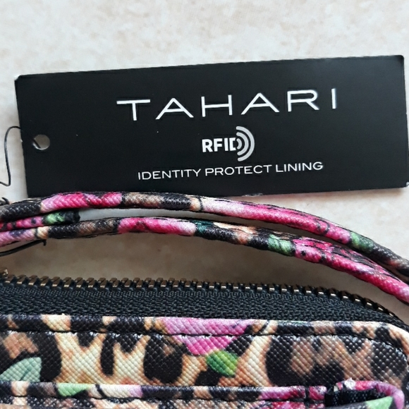 Tahari RFID pretty wristlet - Picture 6 of 14